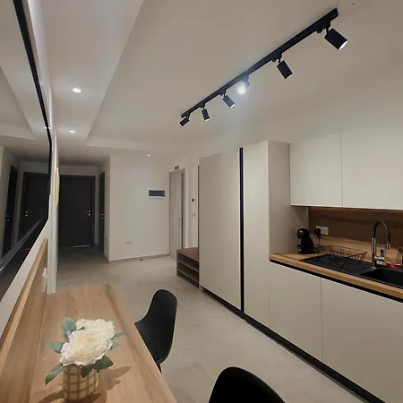 Spacious And Modern With Balcony In - Close To Manoel Island *