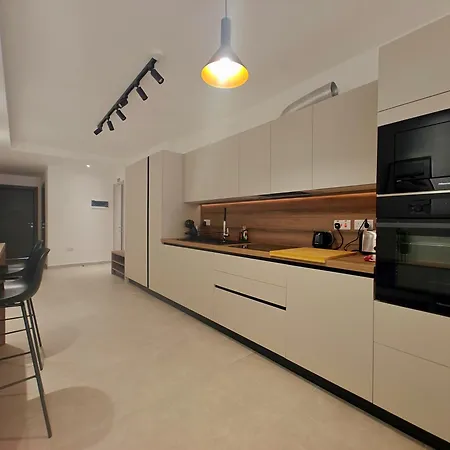 Spacious And Modern With Balcony In - Close To Manoel Island شقة Gzira
