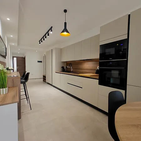 Spacious And Modern With Balcony In - Close To Manoel Island