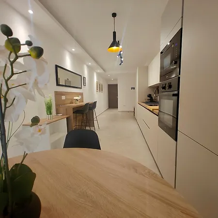 Spacious And Modern With Balcony In - Close To Manoel Island Gzira