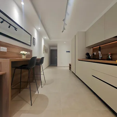 Spacious And Modern With Balcony In - Close To Manoel Island